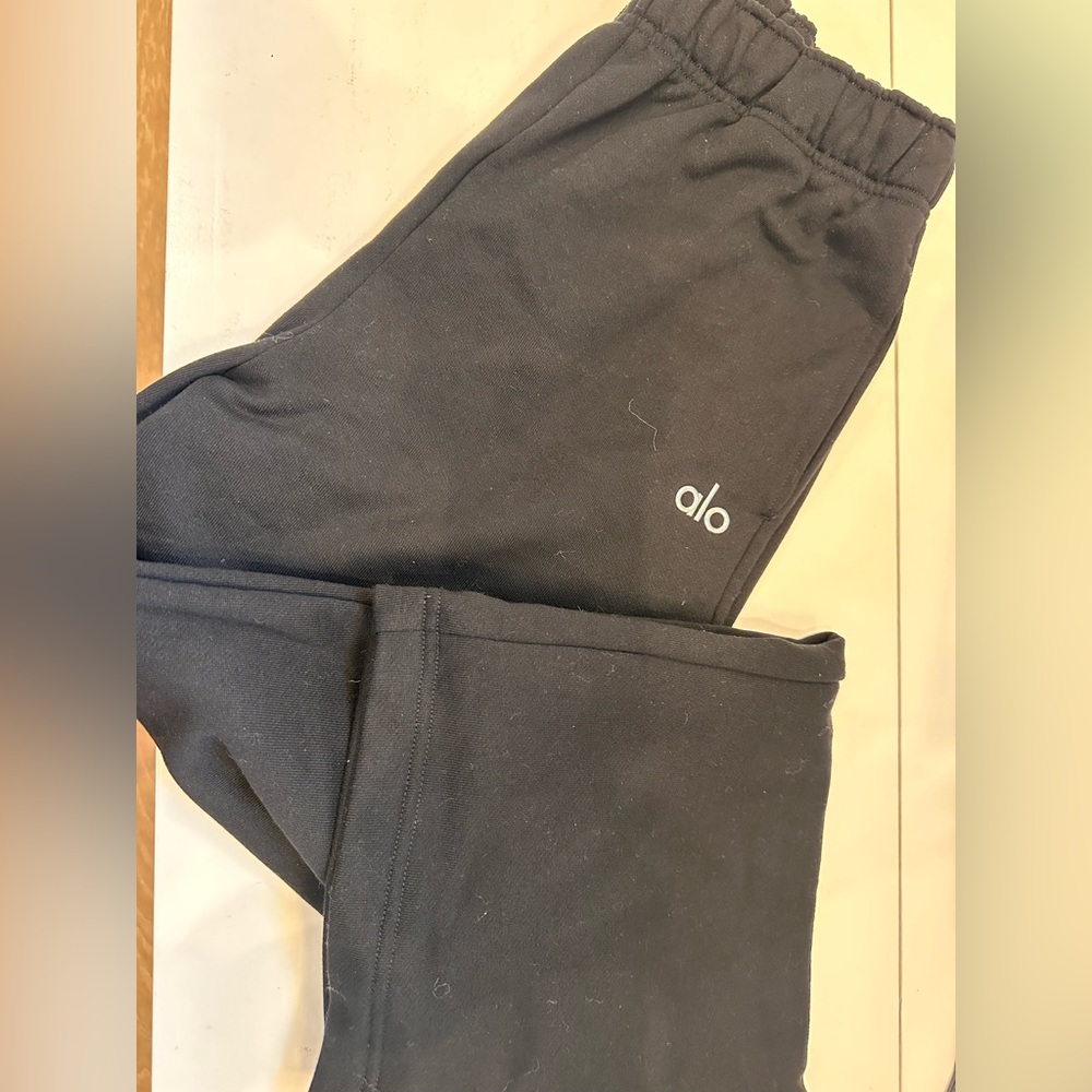 Alo pants super comfortable. I only wear it twice. Like new.